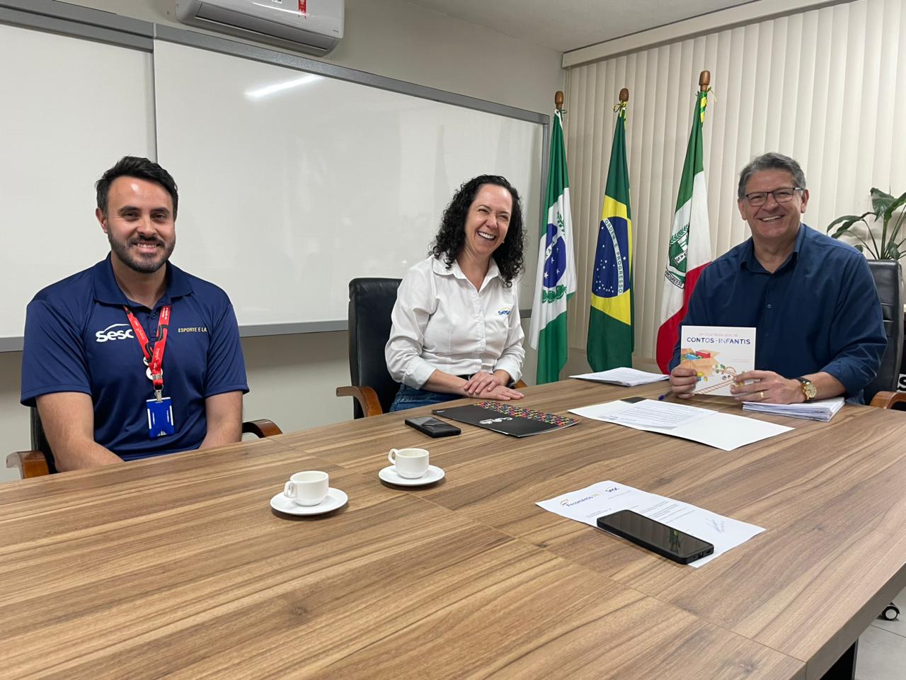 Prefeitura de Palmas recebe exemplar da 10ª Coletânea Sesc de Contos Infantis 