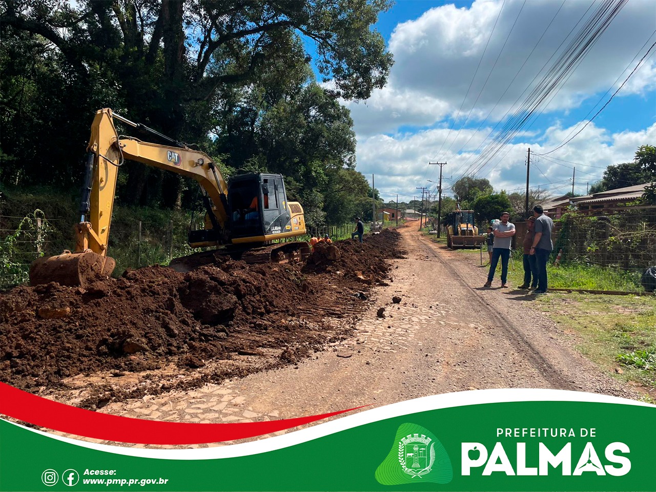 Prefeito e vice acompanham início da obra de asfaltamento no bairro Fortunato em Palmas/PR