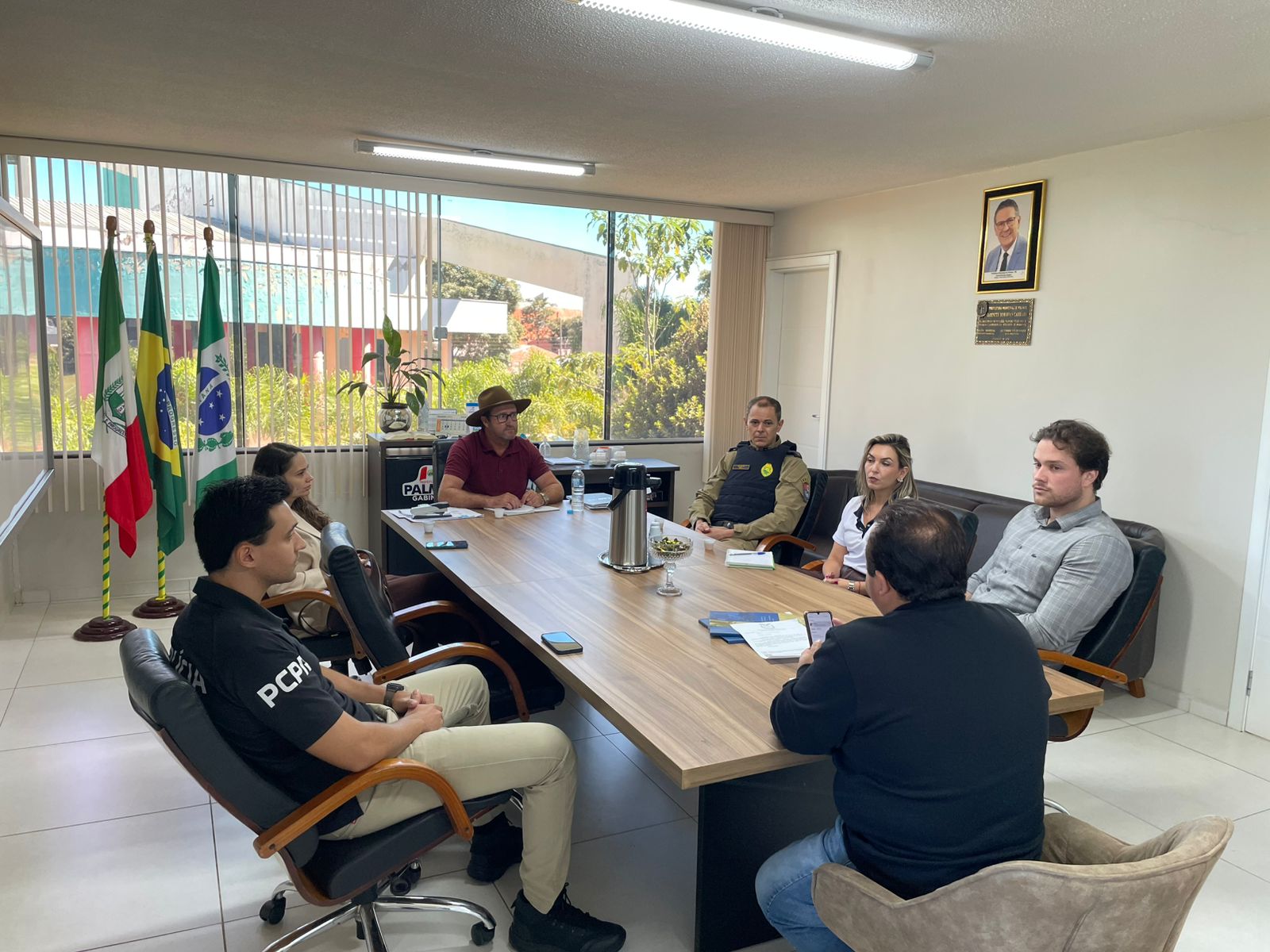 Prefeito em exercício recebe representantes do Conseg e forças de segurança para reunião de alinhamento